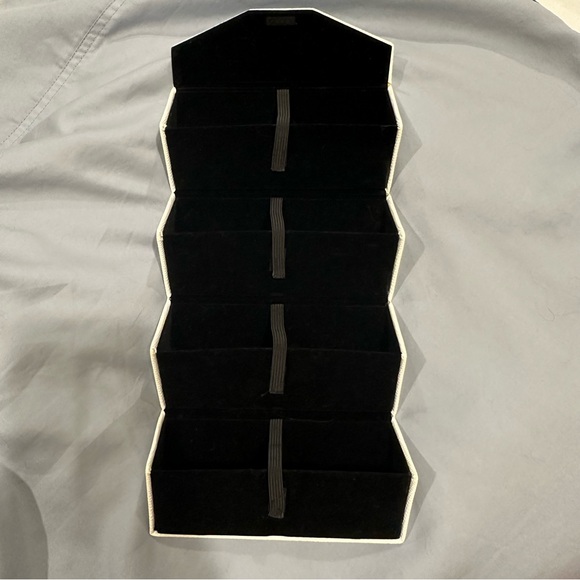 Quay Australia White 4 Pair Sunglasses Case - Picture 2 of 3